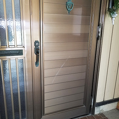 玄関ドアのキズ