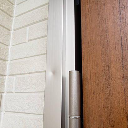 玄関ドア枠のキズ