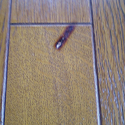 フローリングの焦げ跡