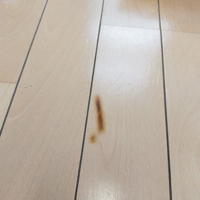 フローリングの焦げ跡