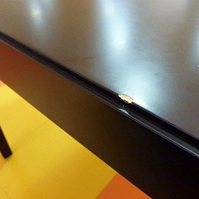 テーブル角のキズ