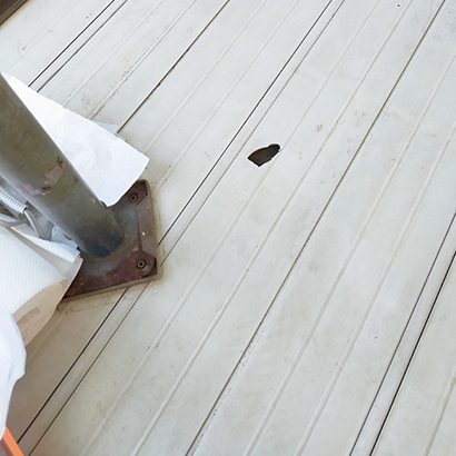 ベランダ 塩ビデッキ材の穴