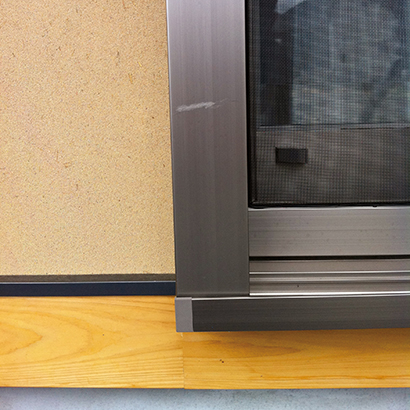 サッシ枠のキズ