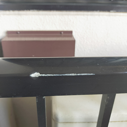 サッシ手摺りのキズ