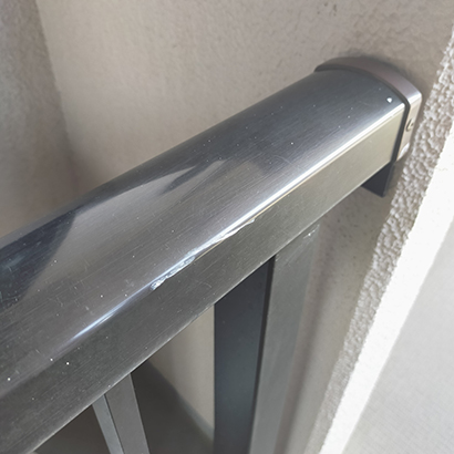 サッシ手摺りのキズ