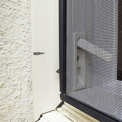 サッシ枠のキズ