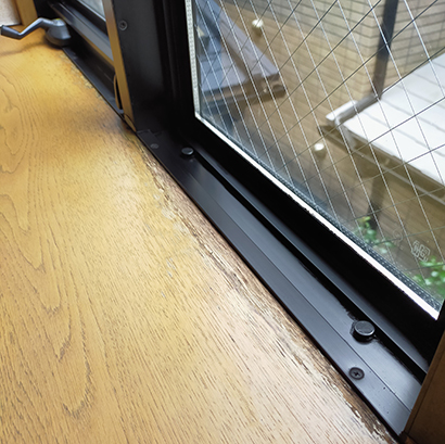 出窓の色褪せ・ひび割れ